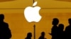 ARCHIVO - Clientes pasan frente a un logotipo de Apple dentro de una tienda Apple en la Gran Estación Central en Nueva York, EEUU, el 1 de agosto de 2018. 