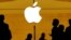 ARCHIVO - Clientes pasan frente a un logotipo de Apple dentro de una tienda Apple en la Gran Estación Central en Nueva York, EEUU, el 1 de agosto de 2018. 
