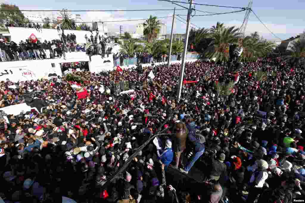 Mourners carry the coffin of opposition leader Chokri Belaid during his funeral procession, Tunis, Tunisia, Feb. 8, 2013. 