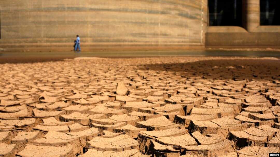 Waduk Jaguary di Braganca Paulista, 100 kilometer dari Sao Paulo, Brazil, yang kering kerontang akibat musim kemarau yang panjang, Januari 2014.