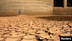 Waduk Jaguary di Braganca Paulista, 100 kilometer dari Sao Paulo, Brazil, yang kering kerontang akibat musim kemarau yang panjang, Januari 2014.