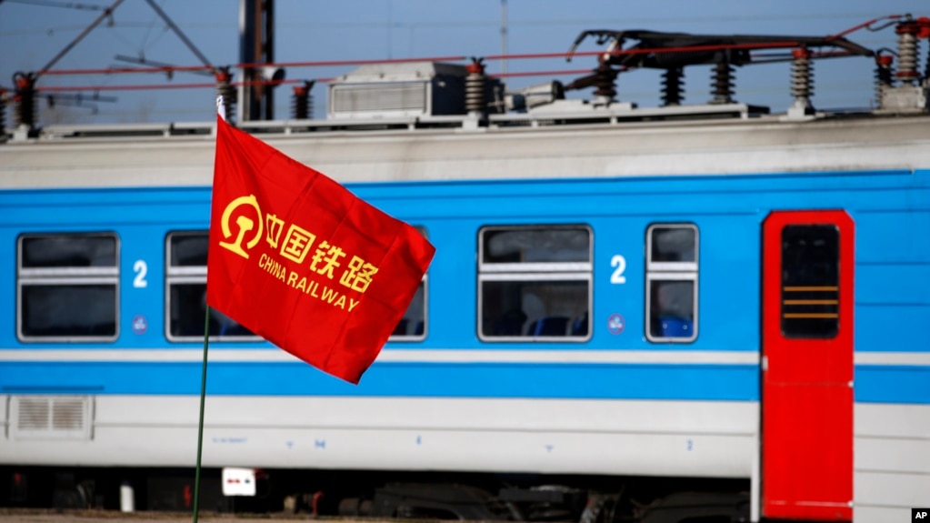 资料照片：一面中国铁路旗帜竖立在贝尔格莱德重建布加勒斯特-贝尔格莱德的铁路线的工地现场。(2017年11月28日)