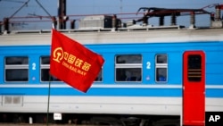 資料照片：一面中國鐵路旗幟豎立在貝爾格萊德重建布加勒斯特-貝爾格萊德的鐵路線的工地現場。 (2017年11月28日)