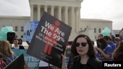 Des partisans de la contraception manifestant devant la Cour suprême des Etats-Unis à Washington, le 23 mars 2016.