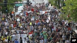 Demonstran 'Occupy Wall Street' berpawai memasuki wilayah bisnis utama di kota Chicago, Sabtu (19/5).