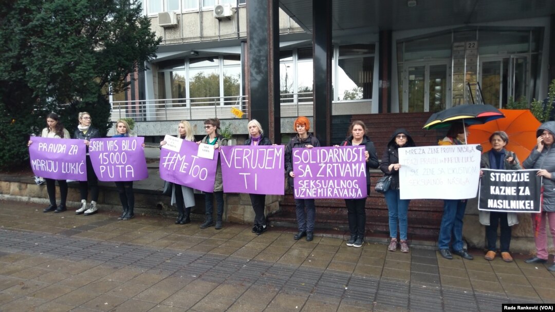 Aktivistkinje mreže "Žene protiv nasilja" ispred Palate pravde u Beogradu (Foto: VOA)