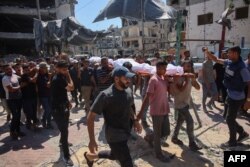 Pelayat Palestina membawa jenazah kerabatnya yang tewas dalam serangan Israel yang menghantam musala darurat di kamp pengungsi al-Shati sebelah barat Kota Gaza pada 13 Juli 2024. (Foto: AFP)