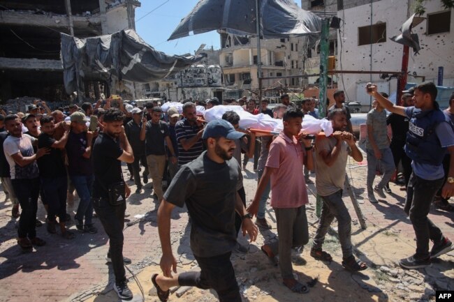 Pelayat Palestina membawa jenazah kerabatnya yang tewas dalam serangan Israel yang menghantam musala darurat di kamp pengungsi al-Shati sebelah barat Kota Gaza pada 13 Juli 2024. (Foto: AFP)