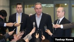 15일 인천국제공항을 통해 입국한 커트 캠벨 미국 국무부 동아시아 태평양 담당 차관보(가운데) 일행.
