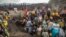 Des habitants de Goma autour d'un point d'eau couvert de lave après l'éruption du volcan Nyioragongo, dans l'est de la République Démocratique du Congo, 25 mai 2021. 
