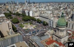 Masyarakat berunjuk rasa di luar Kongres saat pemogokan nasional menentang reformasi ekonomi dan ketenagakerjaan yang diusulkan oleh Presiden Argentina Javier Milei, di Buenos Aires, Argentina, Rabu, 24 Januari 2024. (Foto: AP)