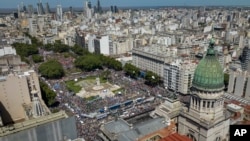 ARCHIVO - Manifestantes contra las reformas laborales y económicas del gobierno se congregan en las afueras del Parlamento argentino en Buenos Aires, el 24 de enero de 2024. En las últimas semanas se han registrado diversas protestas en contra del plan de ajustes de Milei.
