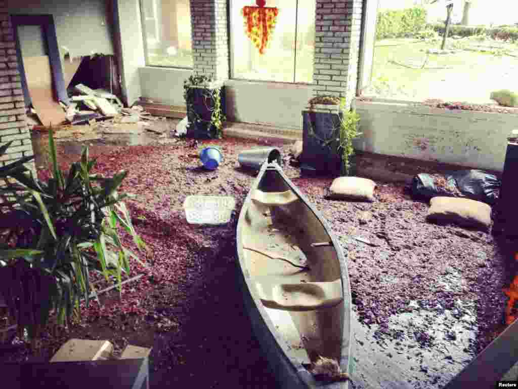 A canoe sits in the lobby of an apartment building in the aftermath of Hurricane Sandy in Sheepshead Bay, Brooklyn, New York, October 30, 2012. 