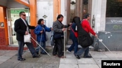 Diferentes patrones e intensidades de vibración indican a los usuarios la distancia del objeto que obstruye su camino, tan lejos como a tres metros de distancia.