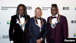 Verdine White, Ralph Johnson dan Philip Bailey, (Earth, Wind and Fire) saat menghadiri Perayaan Tahunan ke-42 Penghargaan Kennedy di Washington, D.C., 8 Desember 2019. (REUTERS/Joshua Roberts)