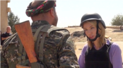 홀리 윌리엄스 기자가 IS 격퇴 작전 당시 미군을 지원하는 이라크 보안군 장교에게 질문하고 있다. 사진=CBS 뉴스.