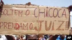 A solidariedade com o jornalista nas ruas de Luanda durante a manifestação do fim de semana