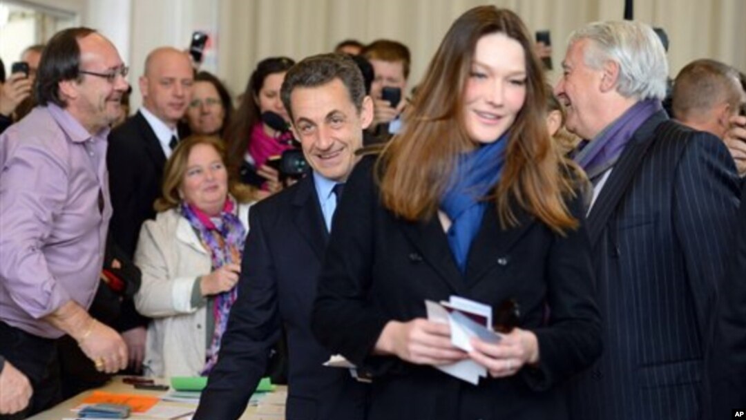 Presiden Perancis Nikolas Sarkozy dan ibu negara Carla Bruni-Sarkozy bersiap untuk memberikan suaranya dalam Putaran Pertama Pemilu Presiden Perancis di Paris (22/4)