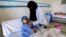 Một cô gái Yemen bị thương trong cuộc không kích vào quận Kisar phía bắc tỉnh Hajjah, đang dược điều trị tại một bệnh viện do phe Houithi kiểm soát ở thủ đô Sanaa, ngày 11/3/2019.