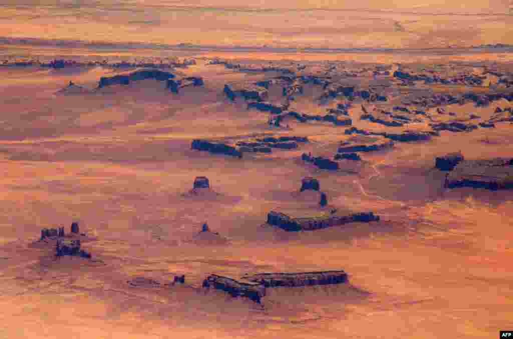 Foto udara taman nasional Arches, di negara bagian Utah, AS, diambil dari ketinggian 10 kilometer.