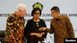 Menteri ESDM Ignasius Jonan (kanan) bersama Menteri Keuangan Sri Mulyani dan CEO Freeport-McMoRan Inc Richard Adkerson (kiri) di Gedung ESDM, Jakarta, 29 Agustus 2017. (Foto: dok).