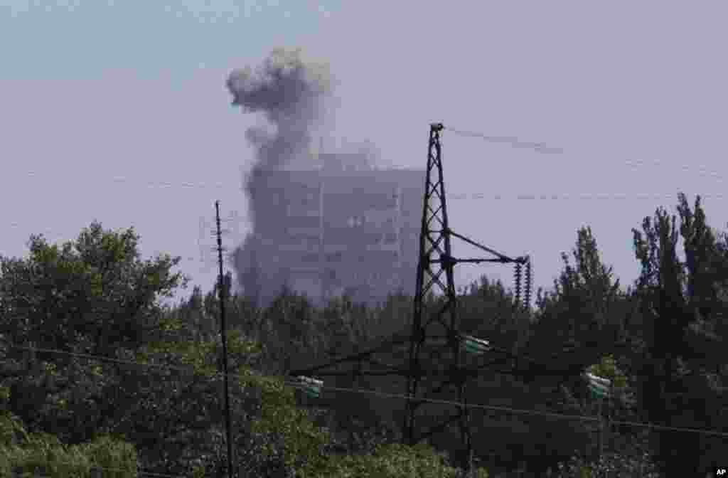 Smoke from shelling rises over a residential apartment house in Shakhtarsk, Donetsk region, eastern Ukraine, July 28, 2014.