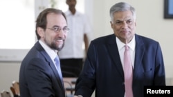 Pemimpin Komisi urusan HAM PBB Zeid Ra’ad Al Hussein (kiri) berjabat tangan dengan PM Sri Lanka Ranil Wickremesinghe dalam pertemuan di Kolombo, 9 Februari 2016.