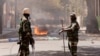 Des soldats de l'armée bloquent une route alors que les partisans du chef de l'opposition Ousmane Sonko, arrêté à la suite d'accusations d'agression sexuelle, manifestent à Dakar, au Sénégal, le 5 mars 2021.