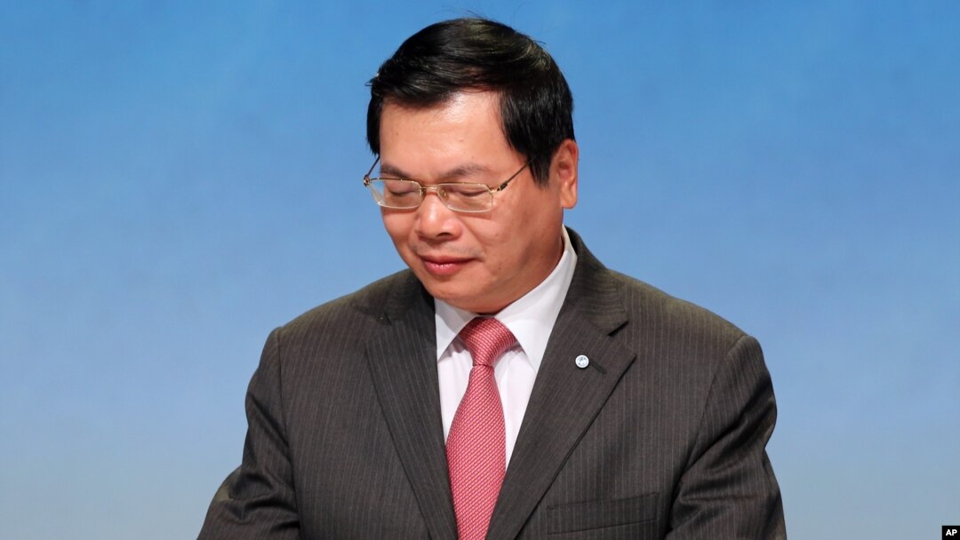 Cho dù bị tước bỏ chức vụ đã từng mang trong cả hệ thống chính trị lẫn hệ thống công quyền nhưng ông Hoàng bình an, vô sự, ung dung hưởng nhàn.