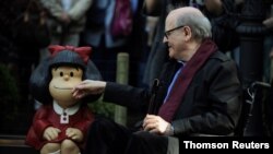 El dibujante Quino toca una escultura de su personaje cómico Mafalda durante la ceremonia de inauguración de un parque de San Francisco, en Oviedo. [Foto: Archivo].