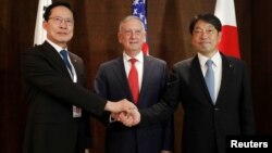 Ministri i Mbrojtjes i Japonisë Itsunori Onodera, Sekretari amerikan i Mbrojtjes Jim Mattis dhe Ministri i Mbrojtjes i Koresë së Jugut Song Young-moo në Singapor, 3 qershor 2018. 