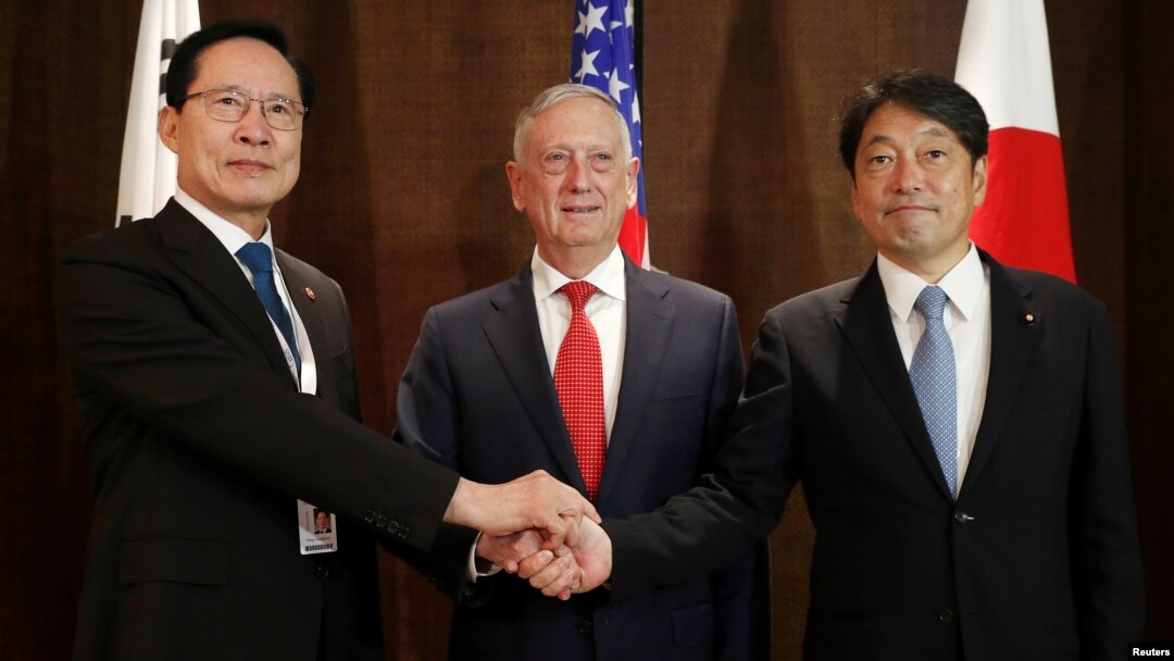 Japanski ministar odbrane Itsunori Onodera, američki sekretar za odbranu Džim Matis i južnokorejski ministar odbrane Song Jung - mu na trilateralnom sastanku u Singapuru, 3. jun 2018.