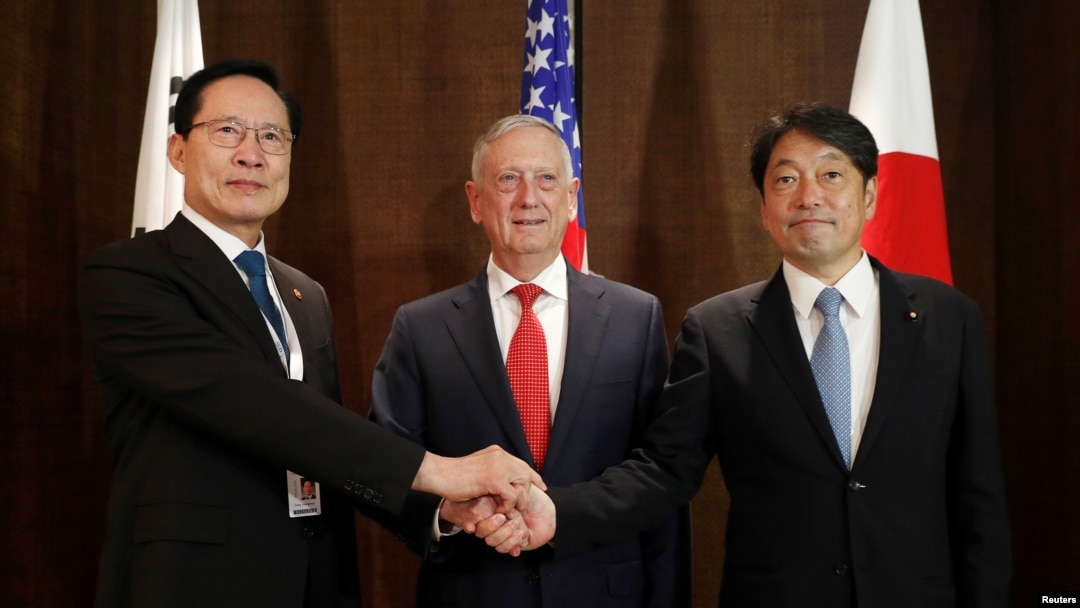 Menteri Pertahanan Jepang Itsunori Onodera, Menteri Pertahanan AS Jim Mattis dan Menteri Pertahanan Korea Selatan Song Young-moo menghadiri pertemuan trilateral di sela-sela KTT Keamanan Asia, IISS Shangri-la Dialogue, di Singapura, 3 Juni 2018. 