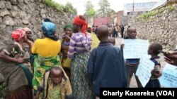 Des familles de l'ethnie Hutu campent devant le bureau du G/ouverneur du Nord-Kivu, à Goma, 19 mai 2017. (VOA Charly Kasereka)