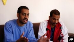 미국인 인질 살해 혐의로 수감됐던 영국 출신 이슬람국가(IS) 조직원인 알렉산다 에이먼 코테이(36)(왼쪽)와 엘샤피 엘셰이크(32)가 지난해 3월 시리아 코바니에서 AP와 인터뷰를 하고 있다. 