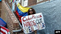 La activista venezolana Nellie Romero protesta frente a la embajada venezolana en Washington DC.