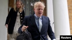 Calon unggulan PM Inggris, Boris Johnson tiba di rumahnya di London, Kamis (13/6). 