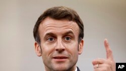 Presiden Prancis Emmanuel Macron dalam sebuah kesempatan di Paris, Prancis, pada 20 Januari 2022. (Foto: Pool via AP/Christian Hartmann)