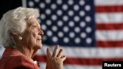 Tư liệu: Cựu Đệ Nhất Phu nhân Barbara Bush lắng nghe con trai, TT George W. Bush, phát biểu tại một sự kiện ở Orlando, bang Florida ngày 18/3/2005. REUTERS/Jason Reed 