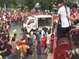 菲律賓反美示威者遭警車衝撞受傷