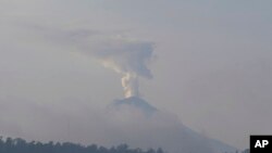 El volcán Cotopaxi arroja vapor de agua y ceniza, visto desde Quito, Ecuador, el domingo 27 de noviembre de 2022.