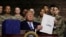 Tổng thống Donald Trump ký luật chi tiêu quốc phòng tại Fort Drum, New York, ngày 13/8/2018. 