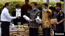 Tổng thống Indonesia Joko Widodo (thứ hai từ trái sang) trong một sự kiện tiêu hủy ma túy năm 2016.