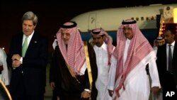 Američki državni sekretar Džon Keri sa saudijskim ministrom inostranih poslova, princom Saudom al-Faisalom, tokom dočeka na aerodromu u Rijadu.