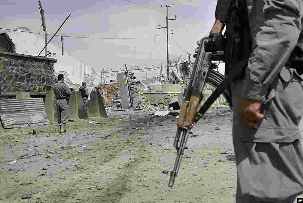 Un polic&iacute;a afgano monta guardia en el lugar del ataque terrorista ocurrido en Kabul. (AP Photo/Ahmad Jamshid)