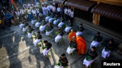 Bhikkhun Dhammananda dan seorang biksu perempuan Thailand dipotong rambut mereka selama upacara penahbisan biksu pemula Buddhis massal di biara Songdhammakalyani, Nakhon Pathom, Thailand, 5 Desember 2018. (Foto: Reuters)