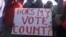 Des militants de la Coalition des défenseurs des droits humains protestent contre les résultats de l'élection présidentielle annulée au Malawi en mai dernier, dans cette photo d'archives non datée. (Lameck Masina / VOA)