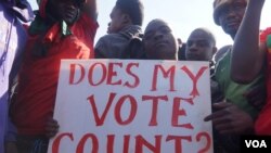 Activists with the Human Rights Defenders Coalition protest the results of last May's now-nullified presidential election in Malawi, in this undated file photo. (Lameck Masina/VOA)