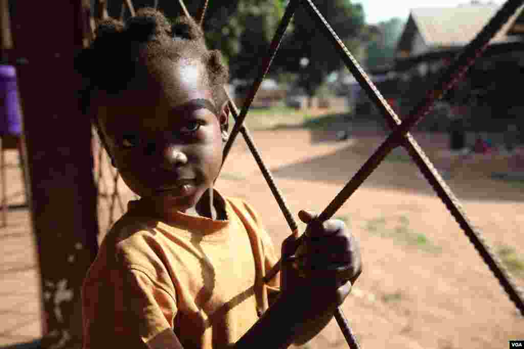 A girl waits at Bossangoa hospital, where medics are treating a high number of children for malaria, malnutrition, anaemia and violence-related injuries inlcuding gunshot wounds, Nov. 9, 2013. (Hanna McNeish for VOA)