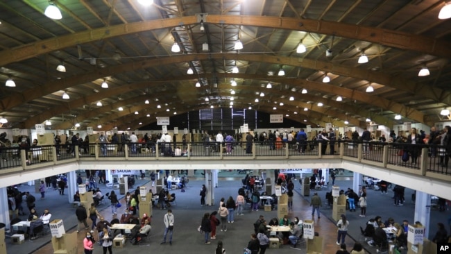 ARCHIVO - Una vista de Corferias, el principal colegio electoral en Bogotá, Colombia, durante una segunda vuelta de las elecciones presidenciales, el domingo 19 de junio de 2022.